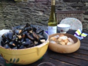 Mussels, baguette and cheap French wine = perfect dinner!